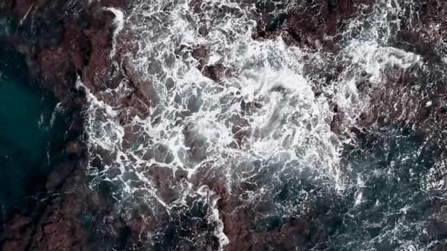 파도가 바위 해안에 부딪히는 모습