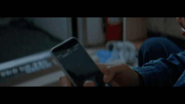 실내에서 스마트폰을 사용하는 사람