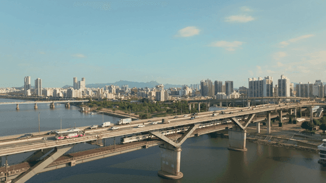 강 위에 다리가 있는 번화한 도시