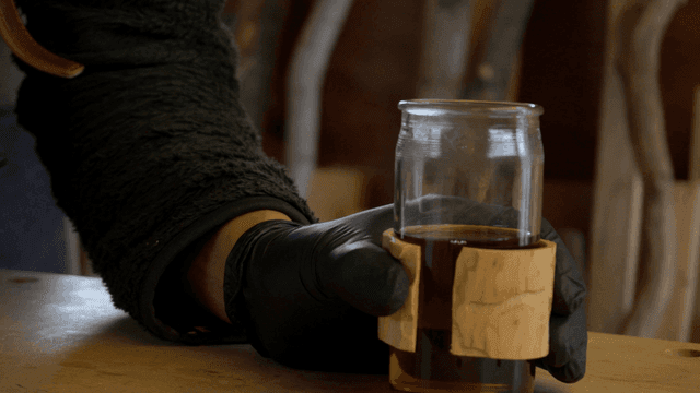 나무 슬리브가 달린 뜨거운 찻잔