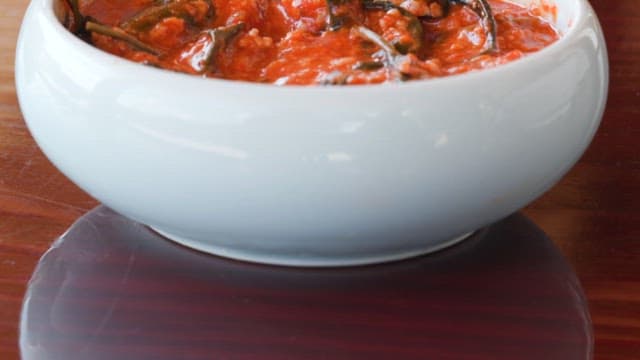 테이블 위 사발에 담긴 새콤달콤한 즙장