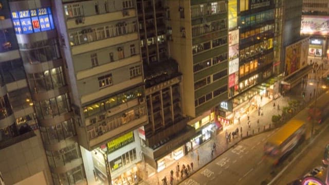 저녁에 북적이는 도시 거리