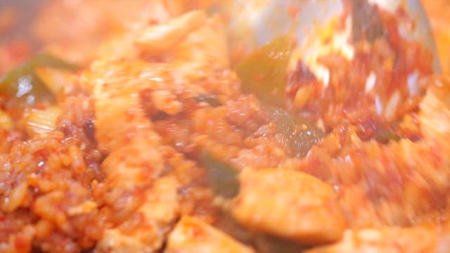 두부찌개에 흑미밥 섞기