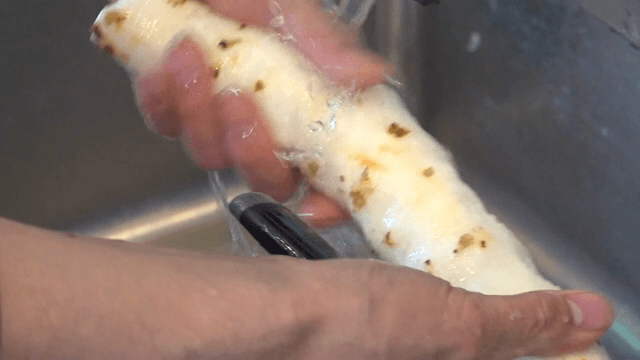 물에 씻는 껍질 벗긴 마