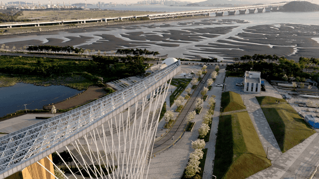 강과 다리 근처의 현대 건축물