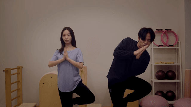 실내에서 요가를 연습하는 커플