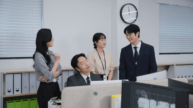 사무실에서 프로젝트를 논의하는 직원들