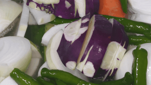 물에 담긴 신선한 채소들