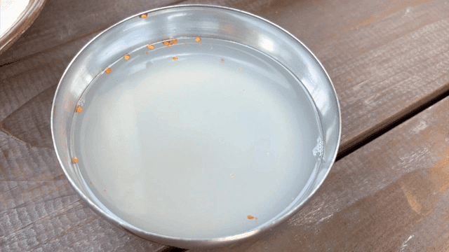 스텐 그릇에 담긴 맑은 동치미 국물