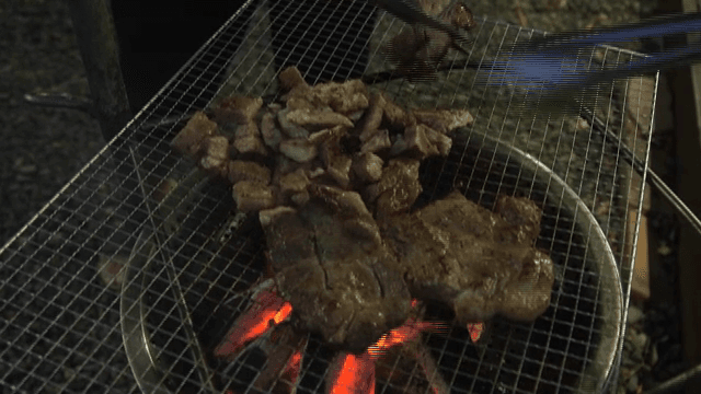 바비큐 그릴에서 고기 굽기