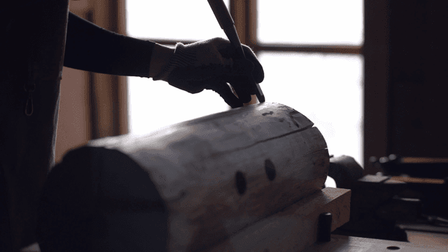 실내에서 나무를 조각하는 장인