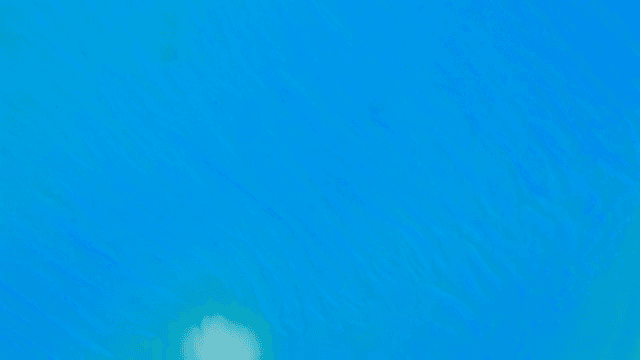 파란색과 흰색 액체가 혼합되는 추상적인 패턴