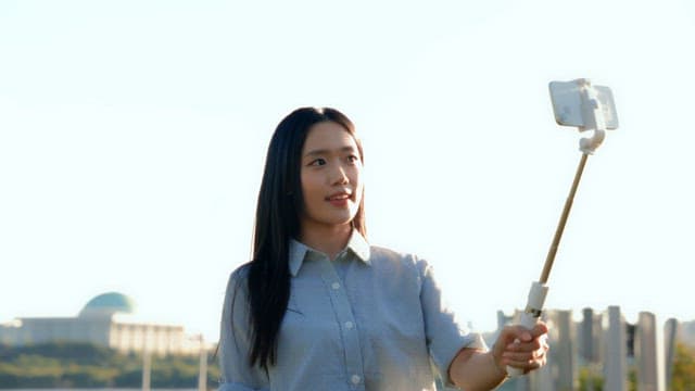 공원에서 셀카를 찍는 여성