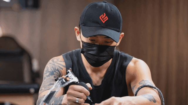 Tattooist who focuses on their work
