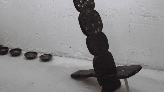 미니멀한 방의 나무 조각상