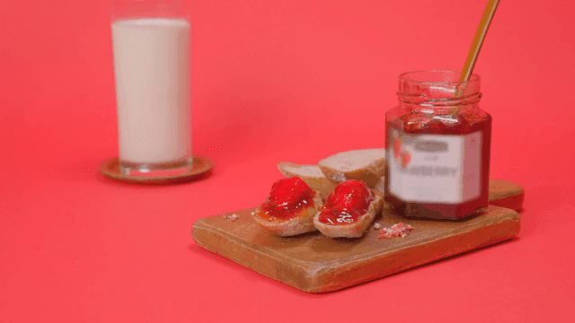 우유와 딸기잼 토스트