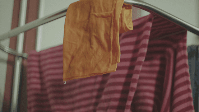 건조대에 걸려있는 물이 떨어지는 수건