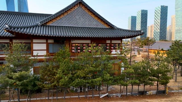 Hanok Village in Harmony with the Modern City