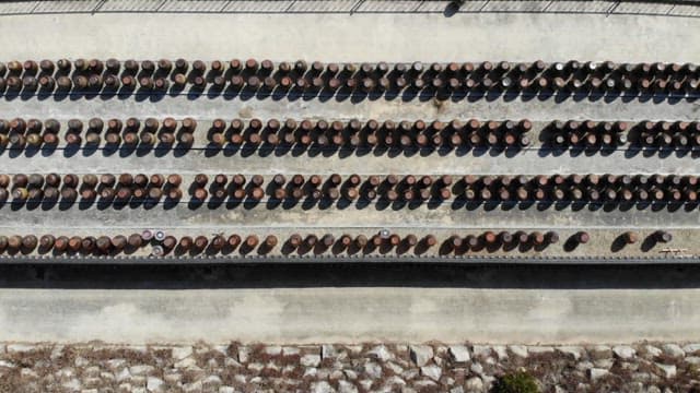 대규모 야외 공간에 발효를 위해 배열된 전통 장독들