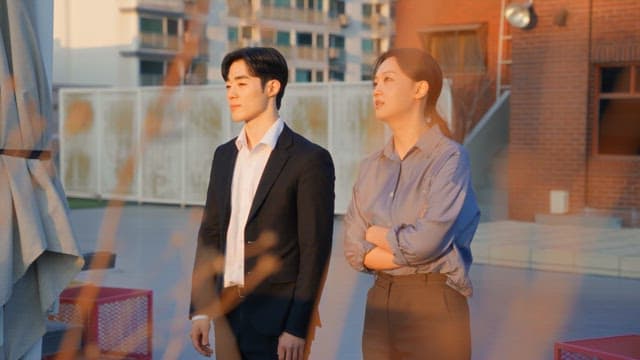 옥상에서 대화하는 두 사람