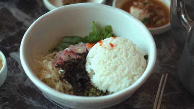 초장이 뿌려진 회 비빔밥