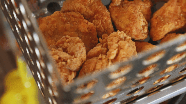 금속 바구니에 담긴 바삭한 치킨