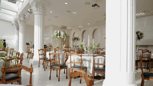 꽃 장식이 있는 우아한 웨딩홀