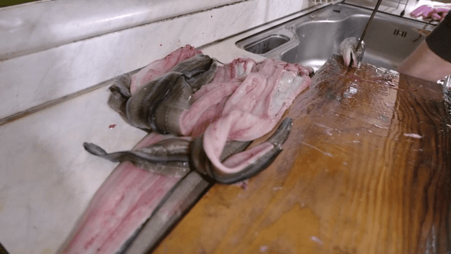 도마 위에서 손질되는 신선한 장어