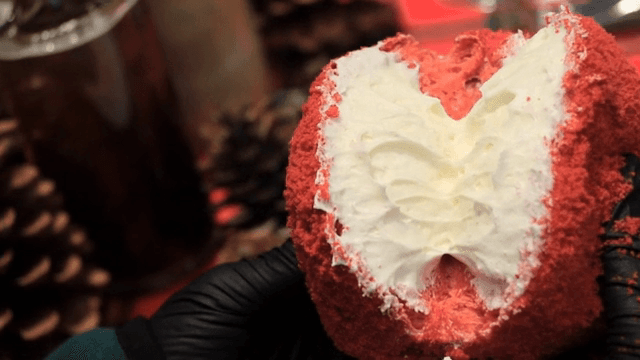 빨간색 가루가 묻은 크림빵의 단면