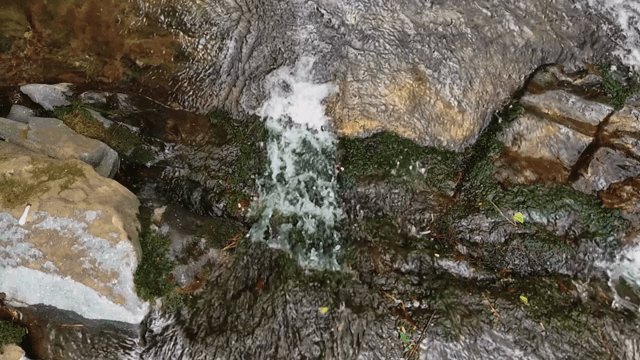 바위를 타고 흐르는 작은 폭포