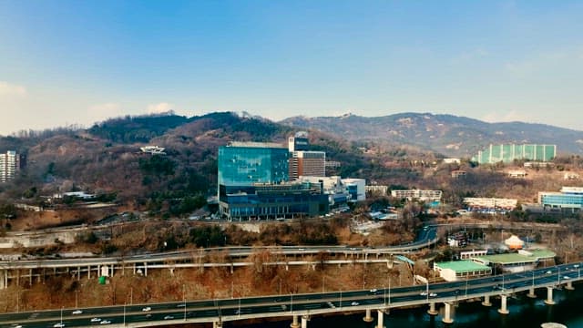 강 옆에 겨울숲이 우거진 도시 풍경