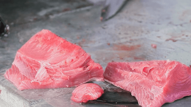 테이블 위에 신선한 참치 조각