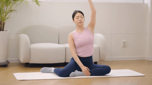 실내에서 스트레칭을 하는 여성