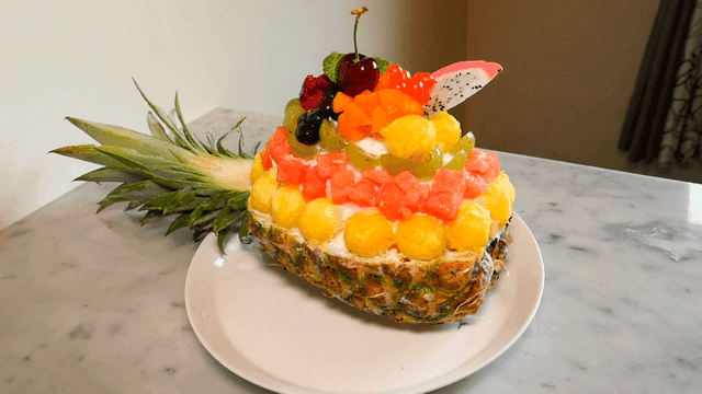 다양한 과일이 올라간 빙수