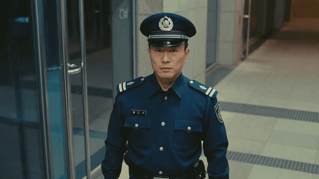 로비에 서 있는 경찰관