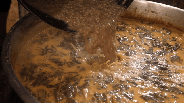 곱게 간 미꾸라지가 부어지는 추어탕 육수