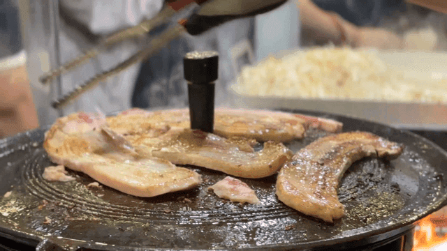 뜨겁게 익고있는 솥뚜껑 삼겹살들