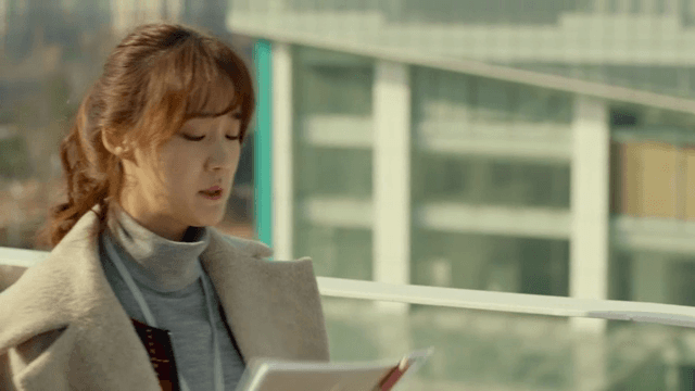 옥상에서 서류를 읽는 회사원 여성