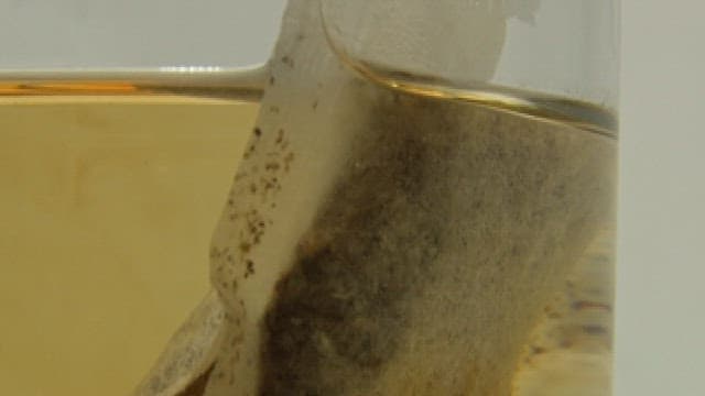 맑은 유리컵에 우려지는 녹차 티백