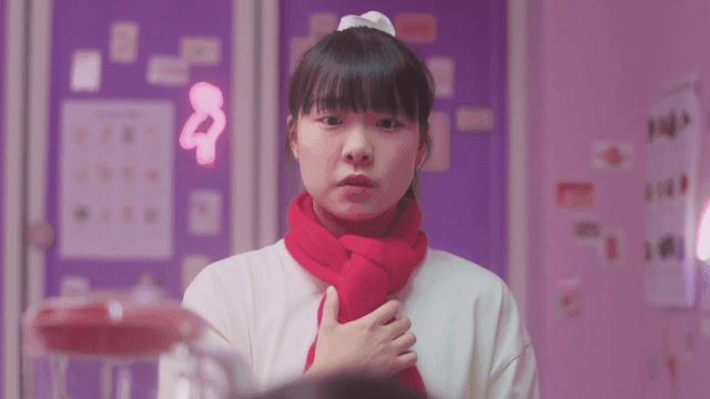 화려한 방에서 내려다보며 말하는 소녀