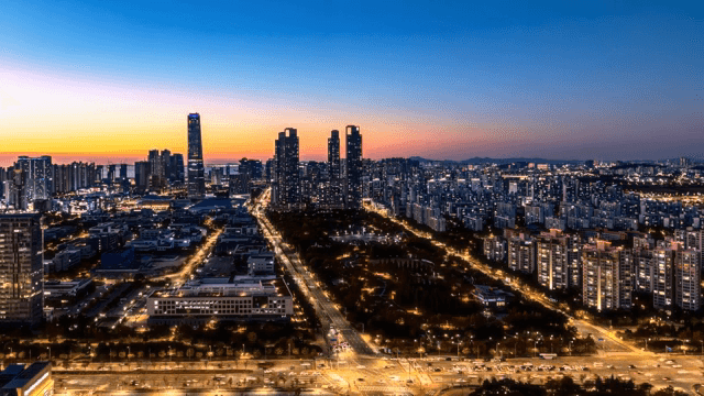 Cityscape with a park transitioning from day to night