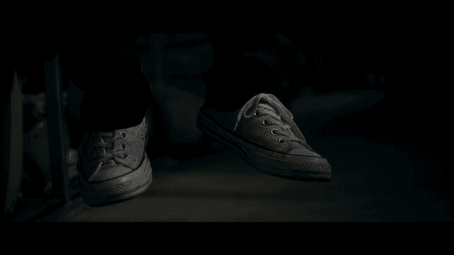 높이 걸려 흔들리는 더러운 스니커즈