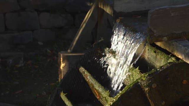 떨어지는 물을 따라 돌아가는 물레방아