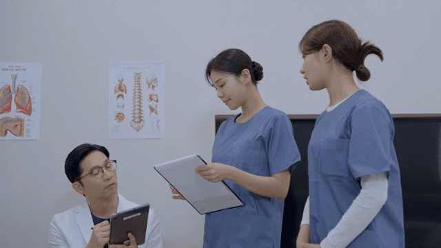 환자 진료를 논의하는 의사와 간호사