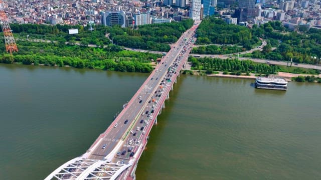 도시의 강 위에 있는 번화한 다리