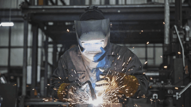 공장에서 용접을 하는 작업자