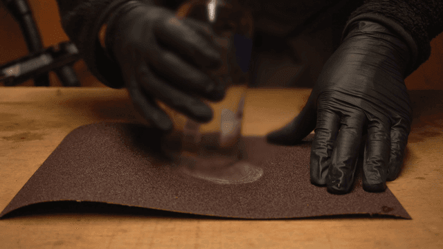 유리병으로 표면을 샌딩하는 모습