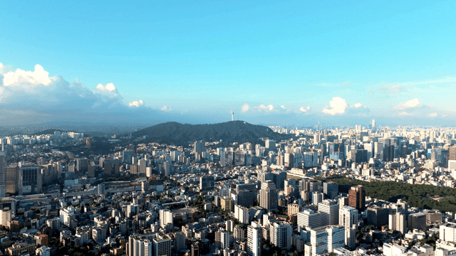 멀리 산이 보이는 도시 전경