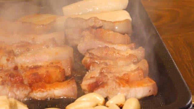 뜨거운 그릴 위에서 지글거리는 삼겹살