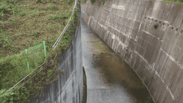 가파른 벽 사이의 좁은 콘크리트 수로